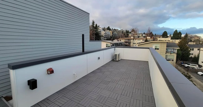 Building Photo - Newer end unit 2 bed 2 bath townhome w/ amazing views