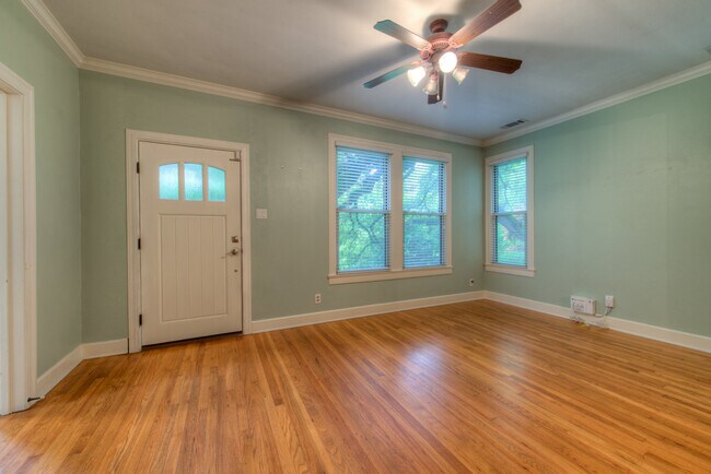 Building Photo - AVAILABLE AUGUST: Gorgeous, Remodeled 4 bed / 3 bath Hyde Park Area Home