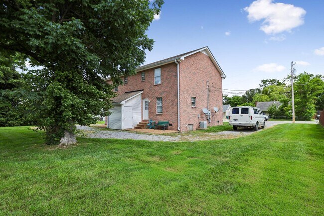 Building Photo - 132 N Tarver Ave