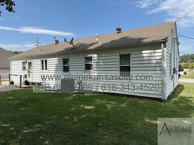 Building Photo - Spacious Gladstone Ranch!