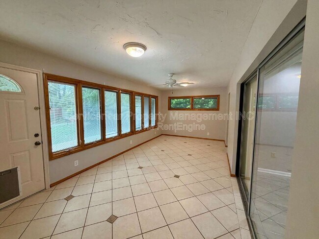 Building Photo - 423 Whispering Oaks Ct