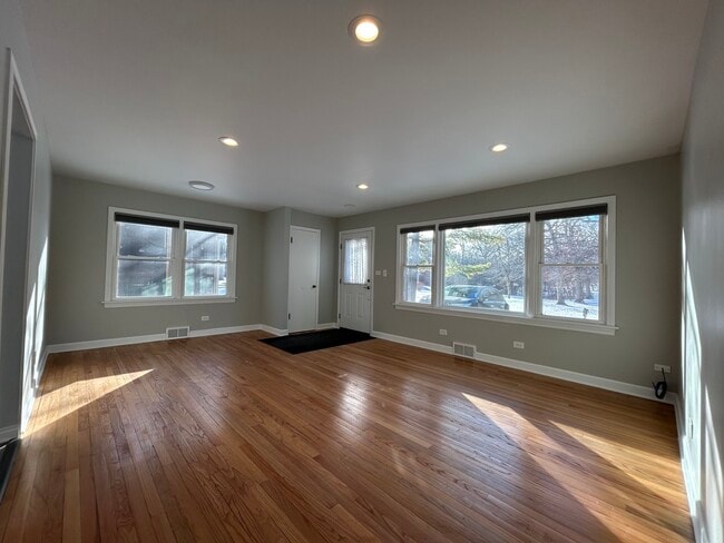 Building Photo - 807 Elm Ave