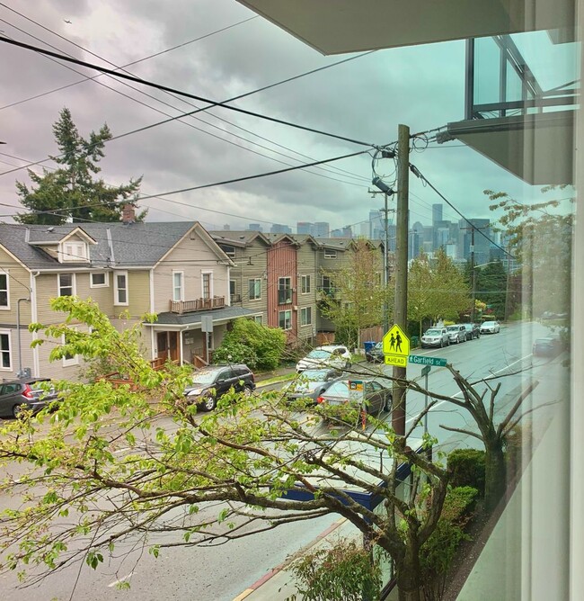 Building Photo - Stylish Lower Queen Anne 1-Bedroom Condo w...