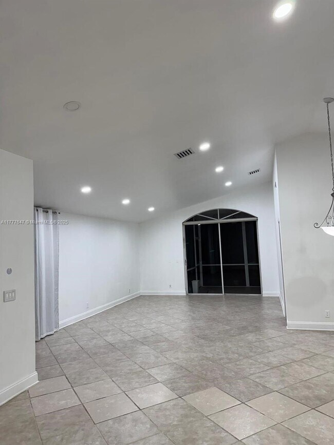 Building Photo - 113 Rosewood Ln