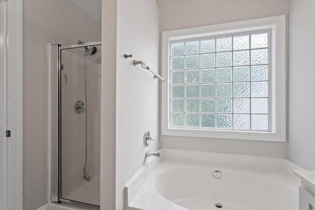 Building Photo - Spacious 4 Bedroom Raleigh Home - Fenced i...