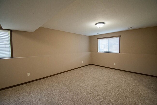 Building Photo - Move-In Ready NW Rochester Home with Finished Lower Level