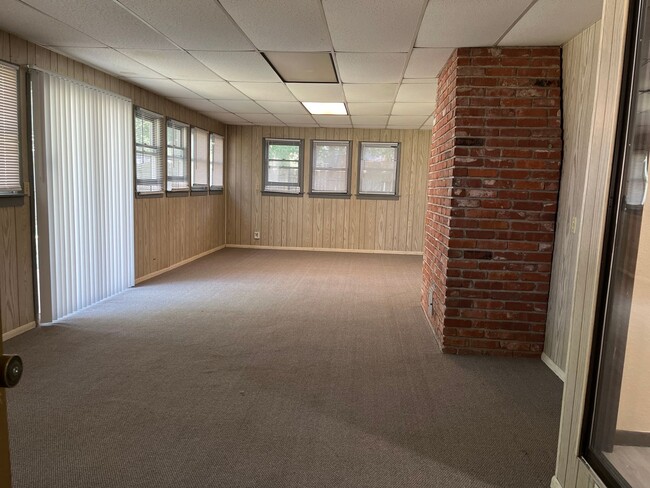 Building Photo - 3 Bedroom with 3 live areas + Office!