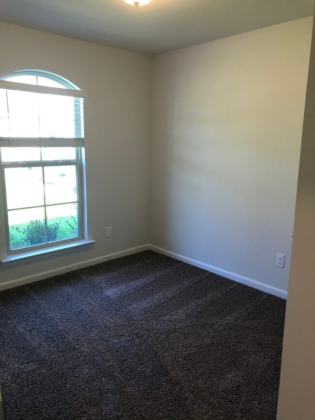Building Photo - 28464 Longfellow Ln