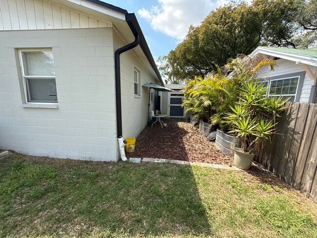 Building Photo - *****Amazing 3-bedroom, 2-bathroom, Carport, Single Family, Bungalow-style Home. Small Dog Friend...