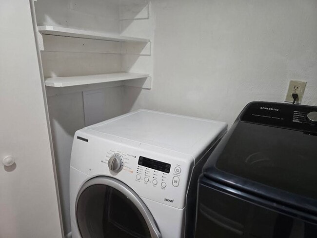 Building Photo - Wonderful 3 bedroom 1.5 bath Townhome in Williamsburg!