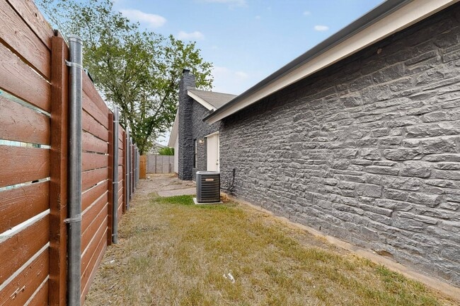 Building Photo - 5501 Purple Sage Dr
