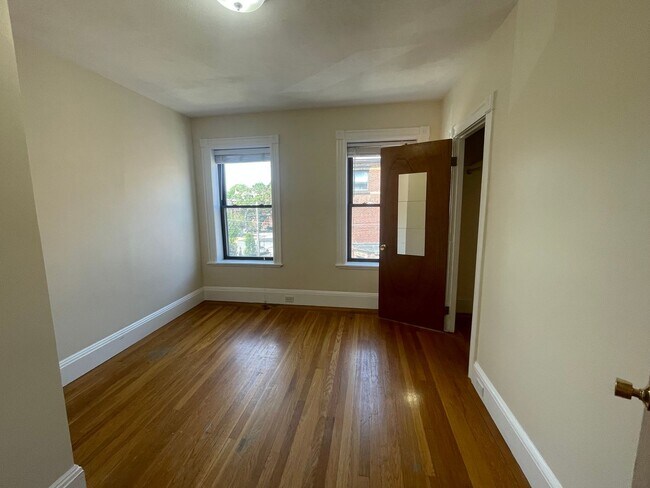 Building Photo - Large, updated 3 bed unit in a prime location in Brookline!