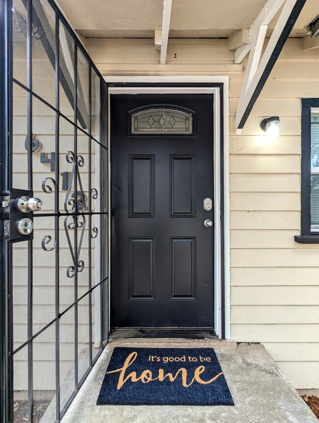 Building Photo - 2 Bed/1 Bath House - 5 min to Lakewood Towne Cntr w/ fenced back