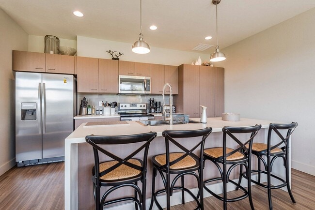 Building Photo - Luxury Townhome on West Side!