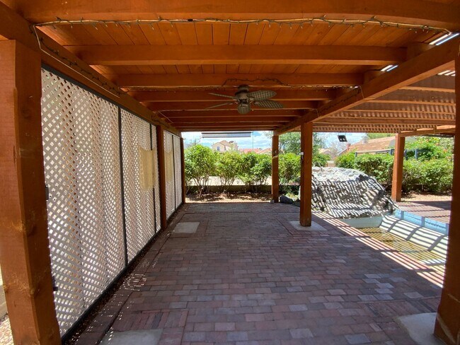 Building Photo - 3 Bedroom Home Available Near Golf Course ...
