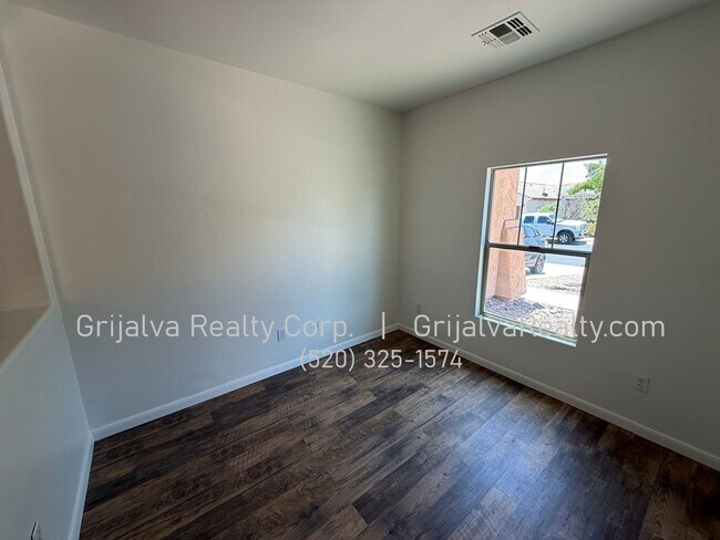 Building Photo - 880 West Calle Valenciana
