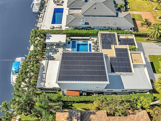 Building Photo - 307 Holiday Dr