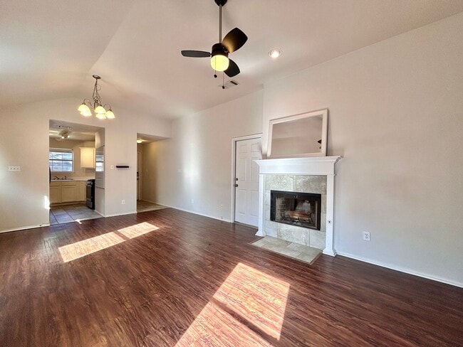 Building Photo - Bright and Comfortable 3BR/2BA Home with Garage & Backyard