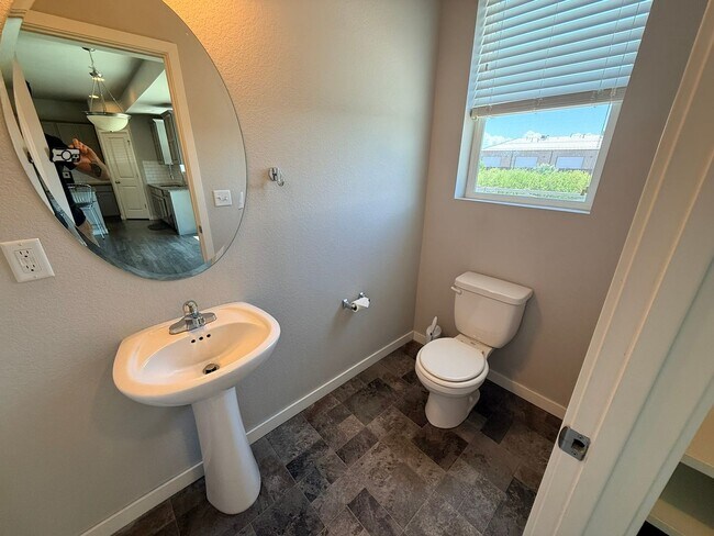 Building Photo - Bright Modern Home in TimberVine - 3 Bed, 2.5 Bath, 2 Car Garage