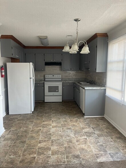 Building Photo - 11 Crescent Ln