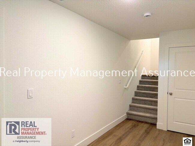 Building Photo - 3023 SW Sherman Pl