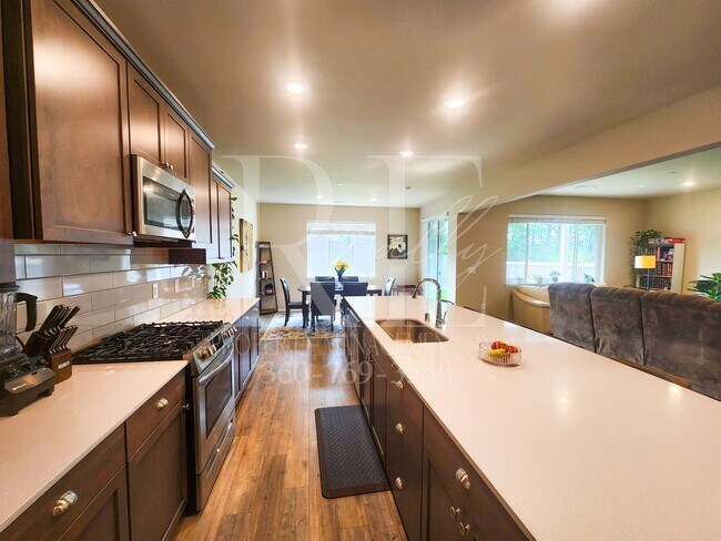 Building Photo - Extra Large Premium Built 4bd