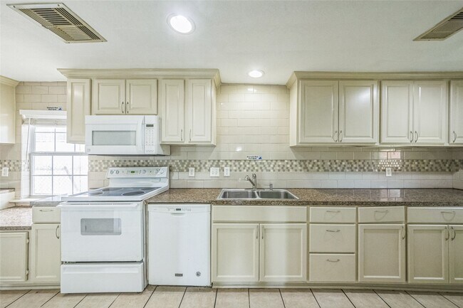Building Photo - 2119 Jensen Dr