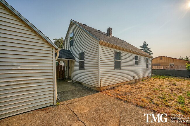 Building Photo - Adorable 3BD Home with Tons of Vintage Charm!