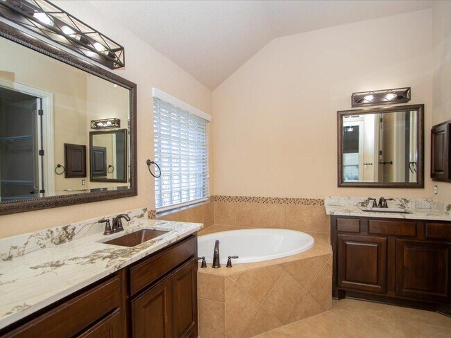 Building Photo - 26618 Camden Chase