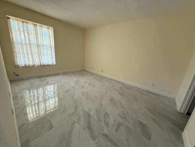 Building Photo - 470 NW 20th St