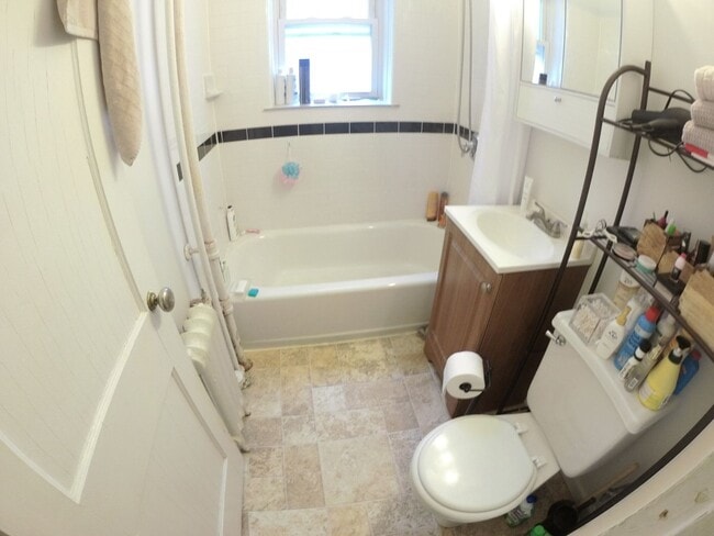 Building Photo - Spacious Studio - Pet Friendly - Close to ...