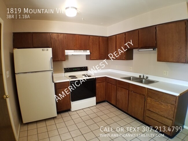 Building Photo - 1819 Mountain View Dr
