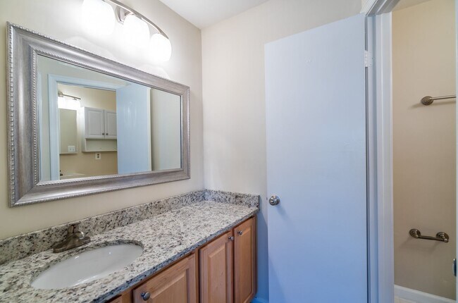 Building Photo - Location is Everything With This 3 Bed 3.5 Bath Townhouse in Hampton Court Community