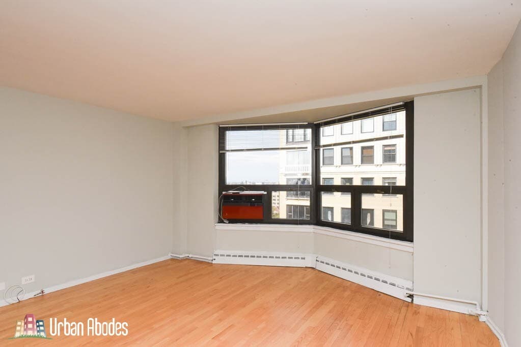 Building Photo - 429 W Wellington Ave