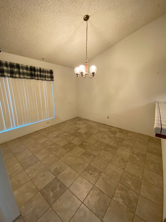 Building Photo - 2 Bedroom Condo in Gated Community!