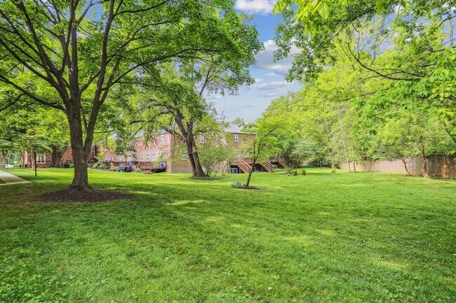 Building Photo - Great 2BR 2BA in Kenwood Forest Community in Downtown Bethesda