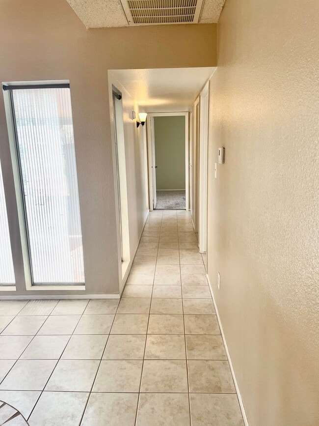 Building Photo - Fantastic 3 Bedroom/2 Bath Single Level Home & NO HOA!  Schedule a Showing Today!