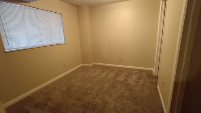 Building Photo - 4 Bed 2.5 Bath Available Now - MileStone R...