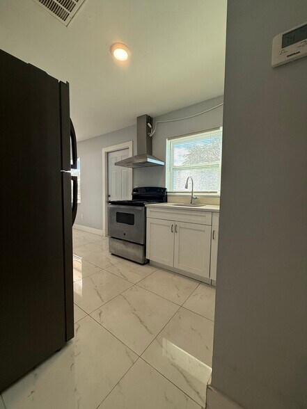 Kitchen - 614 N E St
