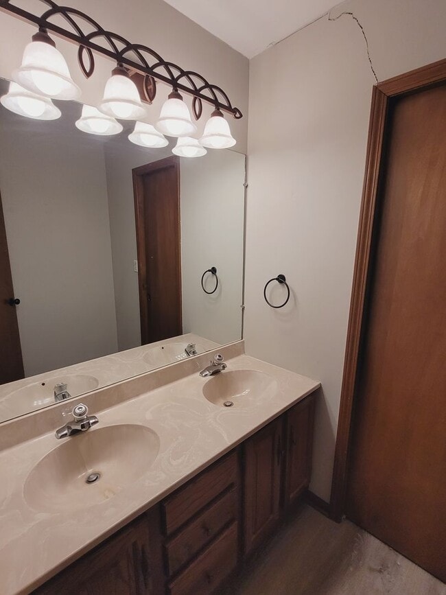 Building Photo - 3 bed, 3 bath home off Chapel Hill Road