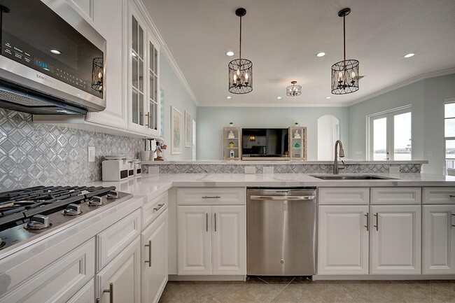 Building Photo - 8980 Lakeview Pl