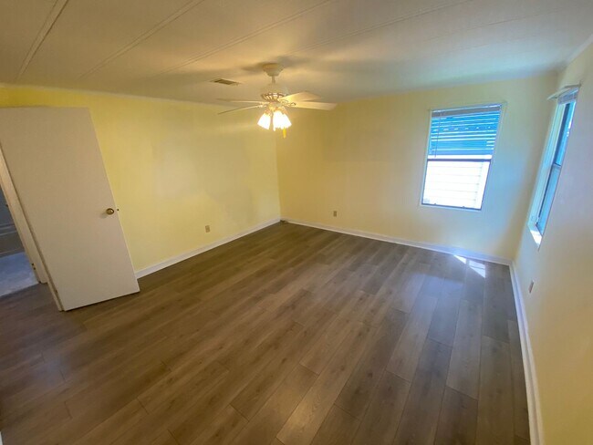 Building Photo - Beautiful 2 + 2, ANNUAL Lease In Orange Bl...