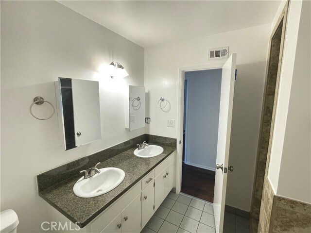 Building Photo - 234 W Linden Ave