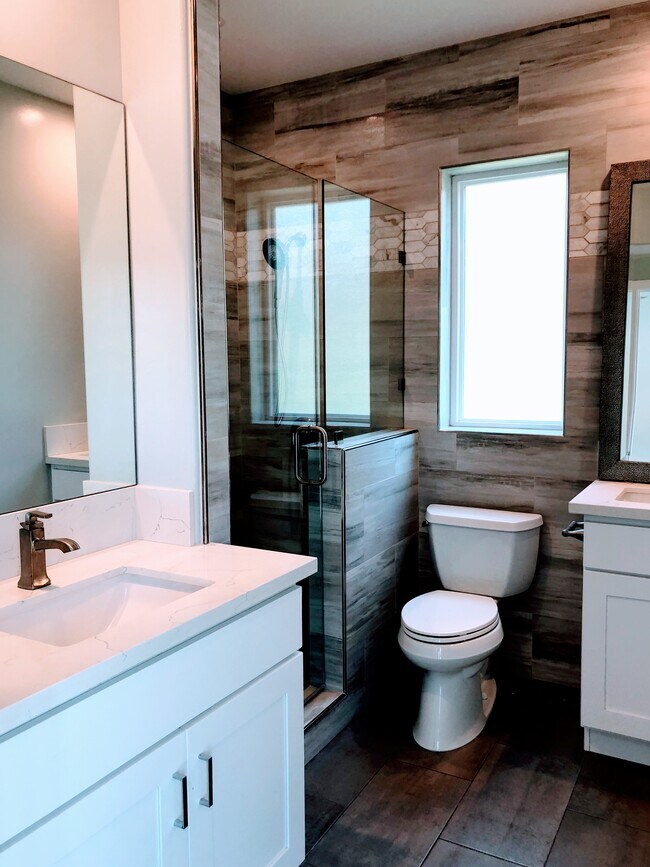 Large en suite bathroom - 2154 Fargo St