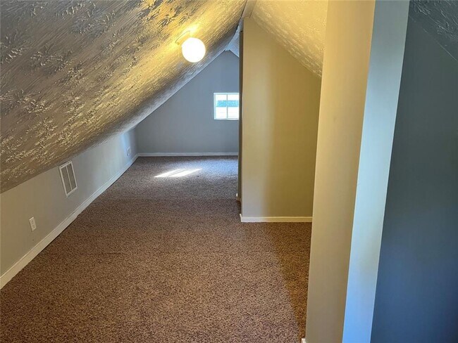 Building Photo - 3 Bedroom and 1 Bath