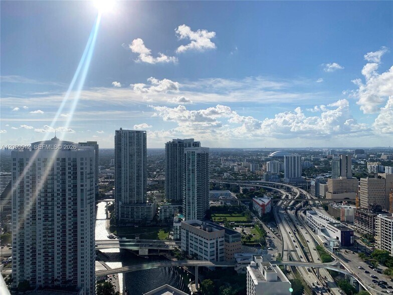 Building Photo - 200 S Biscayne Blvd