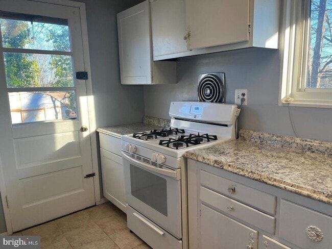 Building Photo - 6323 Fenton Ct