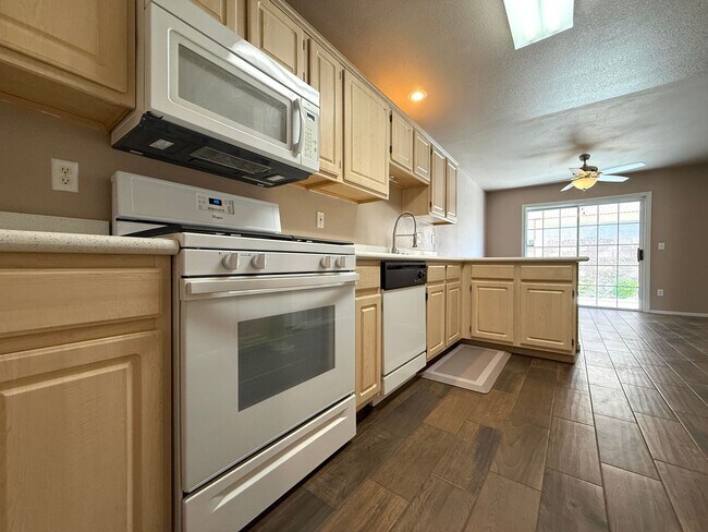 Building Photo - Beautiful 3-bedroom townhome in a desirable gated Green Valley community!