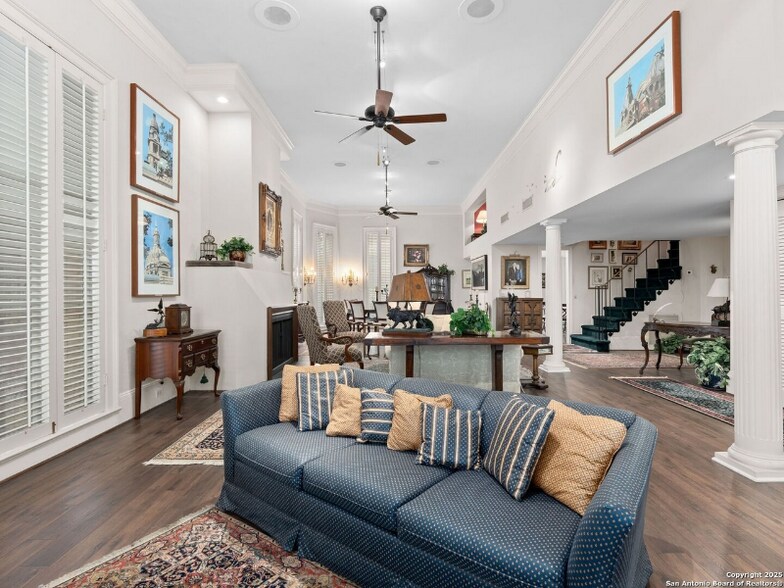 Building Photo - 211 N Presa St