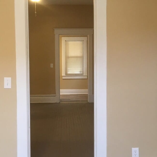 Building Photo - Large 3 bedroom one bath home